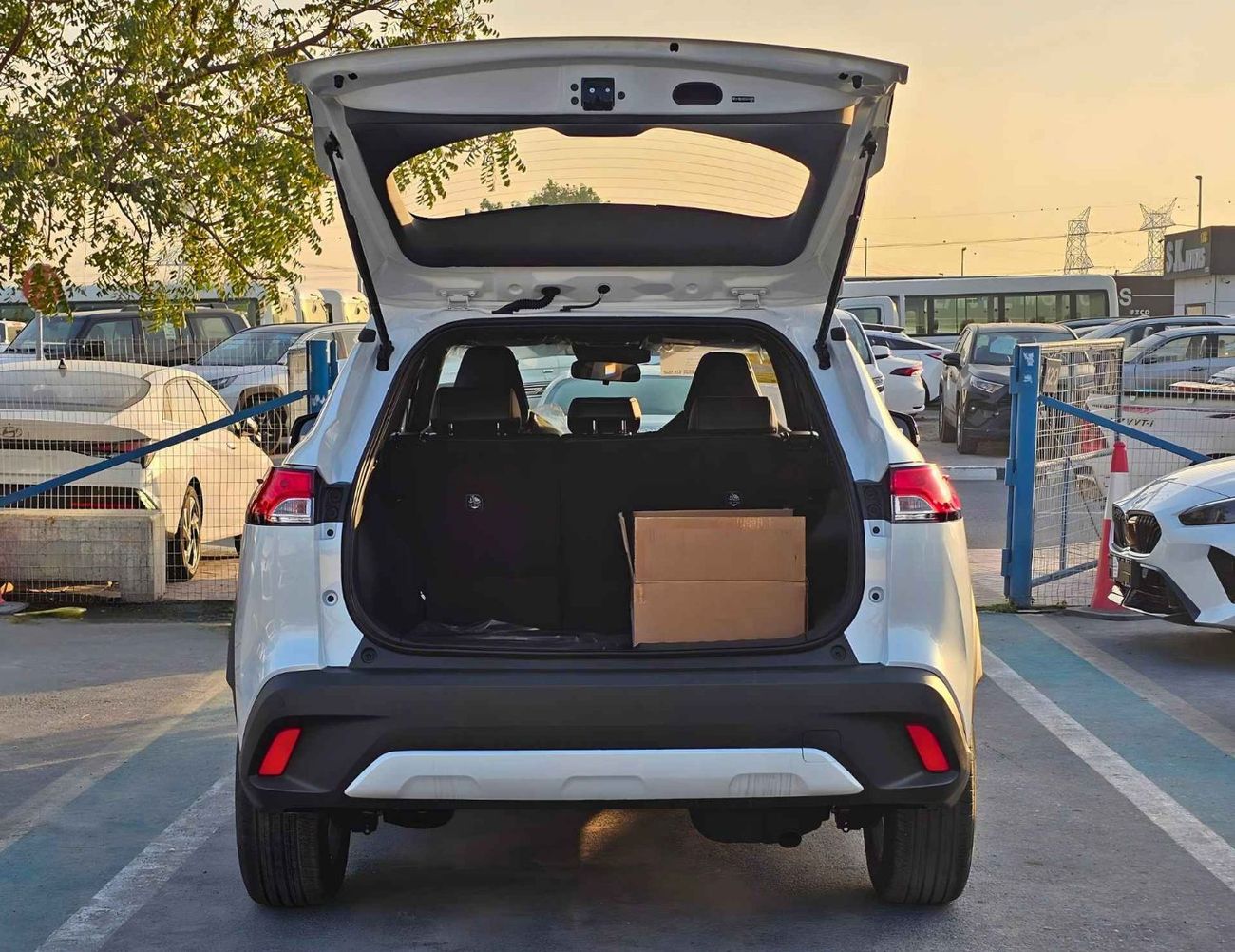 تويوتا كورولا كروس ELITE HYBRID NEW SHAPE / 2.0L V4 PETROL / SUNROOF / LEATHER WITH DRIVER POWER SEAT  (CODE # CRCHCN)