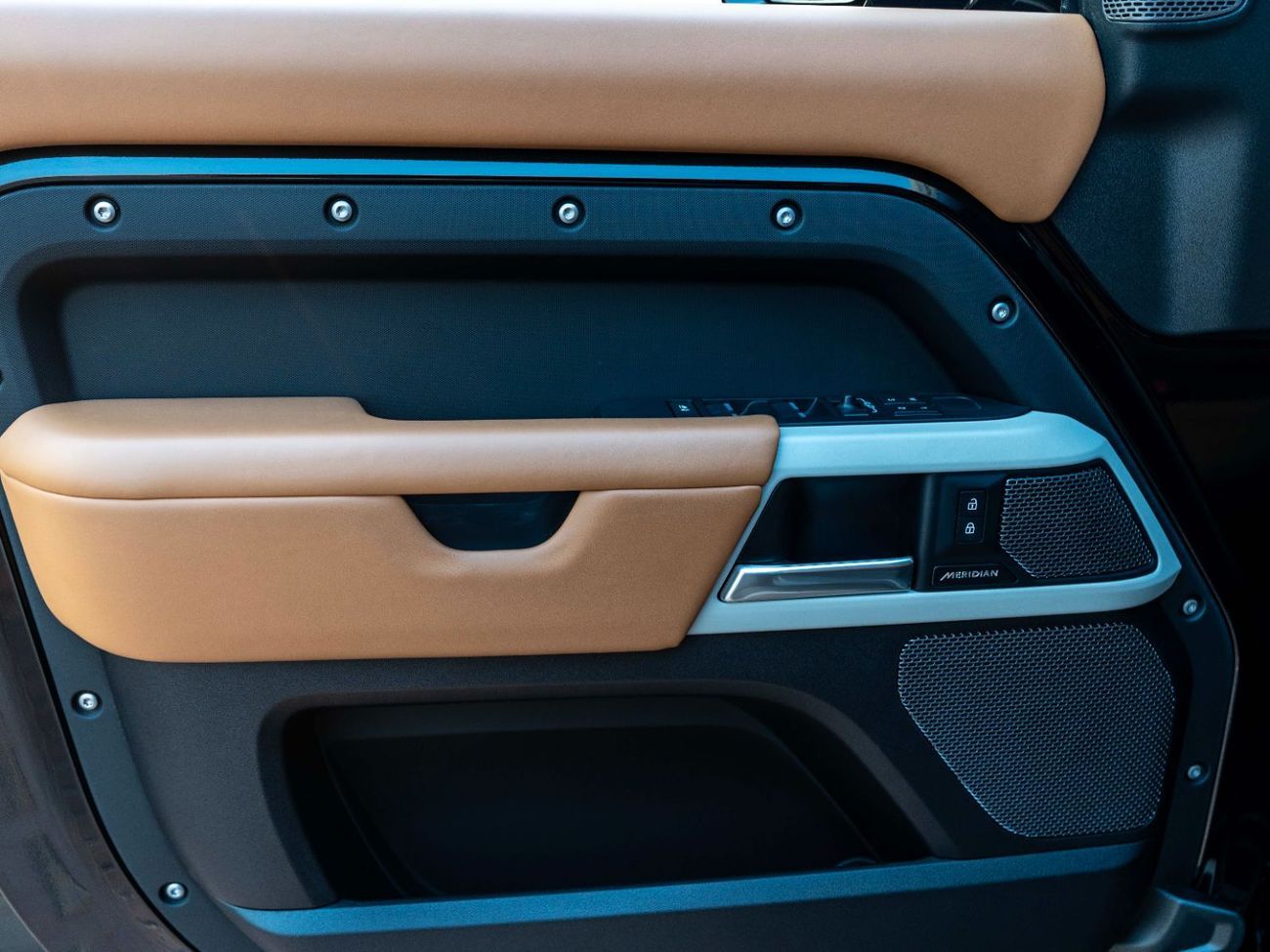 لاند روفر ديفندر P400 110 SE 3.0L (5 Seater)