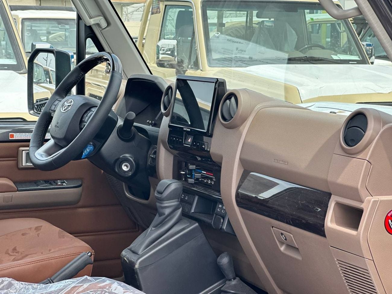 تويوتا لاند كروزر بيك آب S/C LC79 2.8 لتر ديزل أوتوماتيك // 2026 // كاملة المواصفات مع رادار، ثلاجة، قفل تفاضلي، مشغل DVD وكا