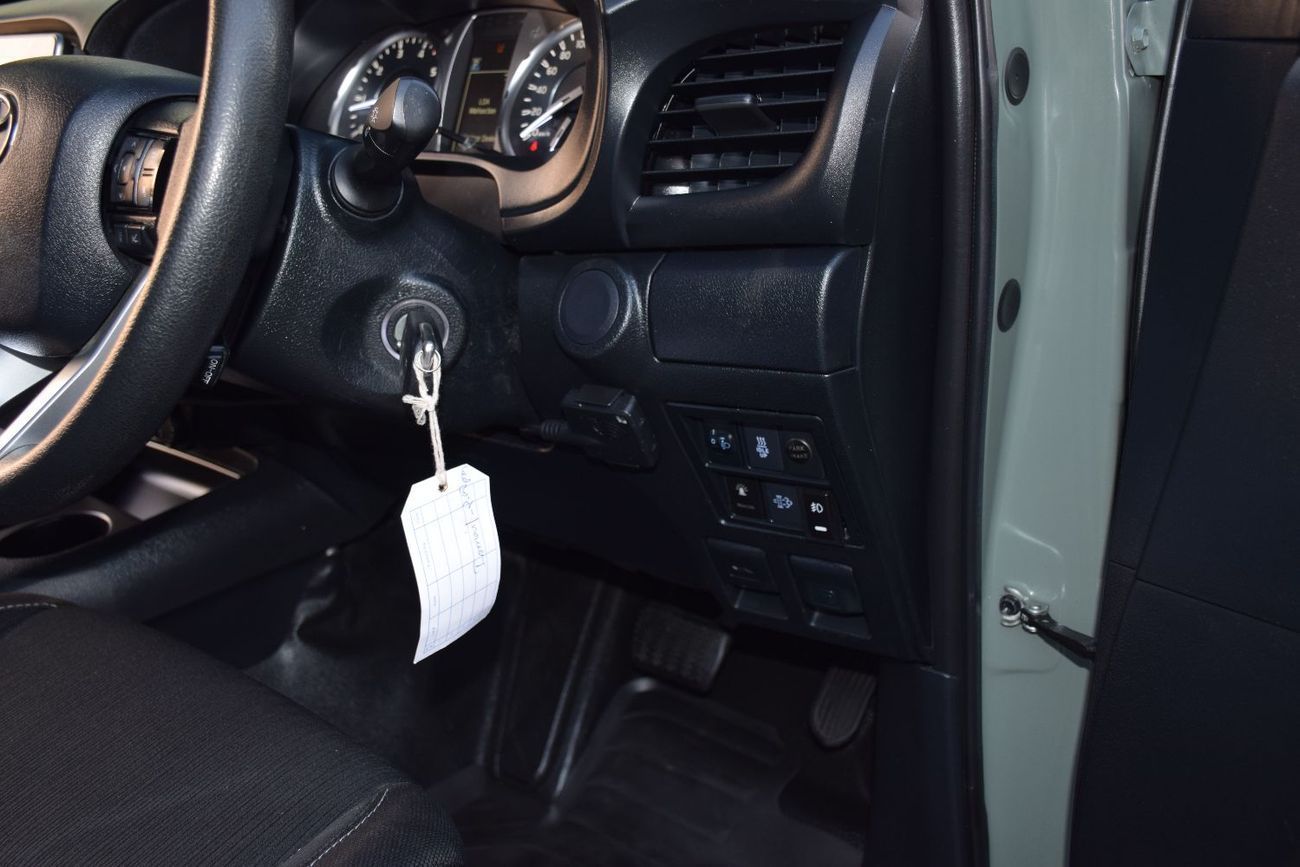 تويوتا هيلوكس 4x4 Diesel 2.8L (Right Hand)