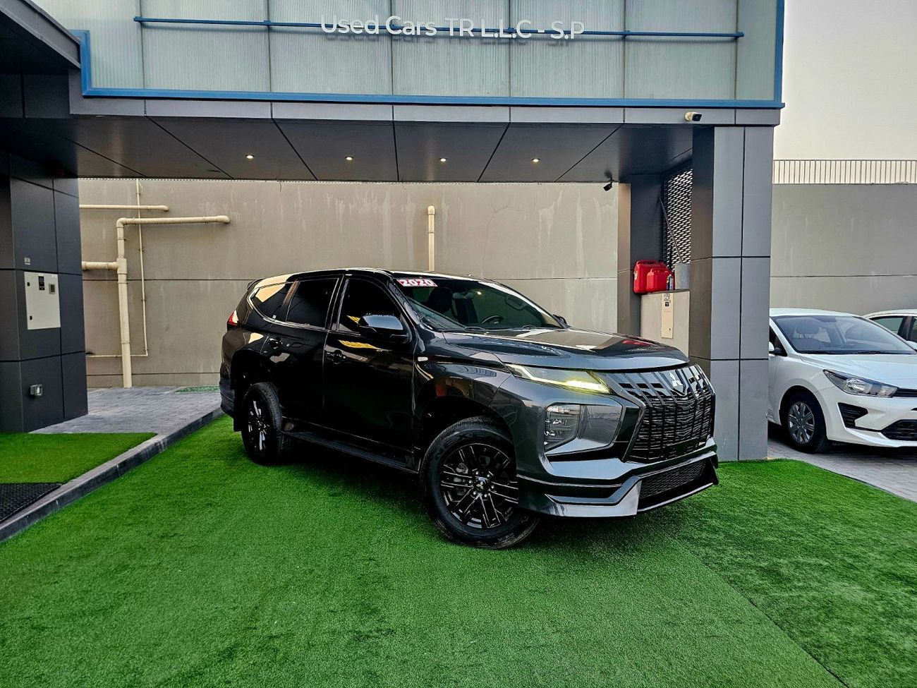 ميتسوبيشي مونتيرو سبورت SIGNATURE EDITION/ STAR LIGHTING/ RED INTERIOR/ LOW MILEAGE