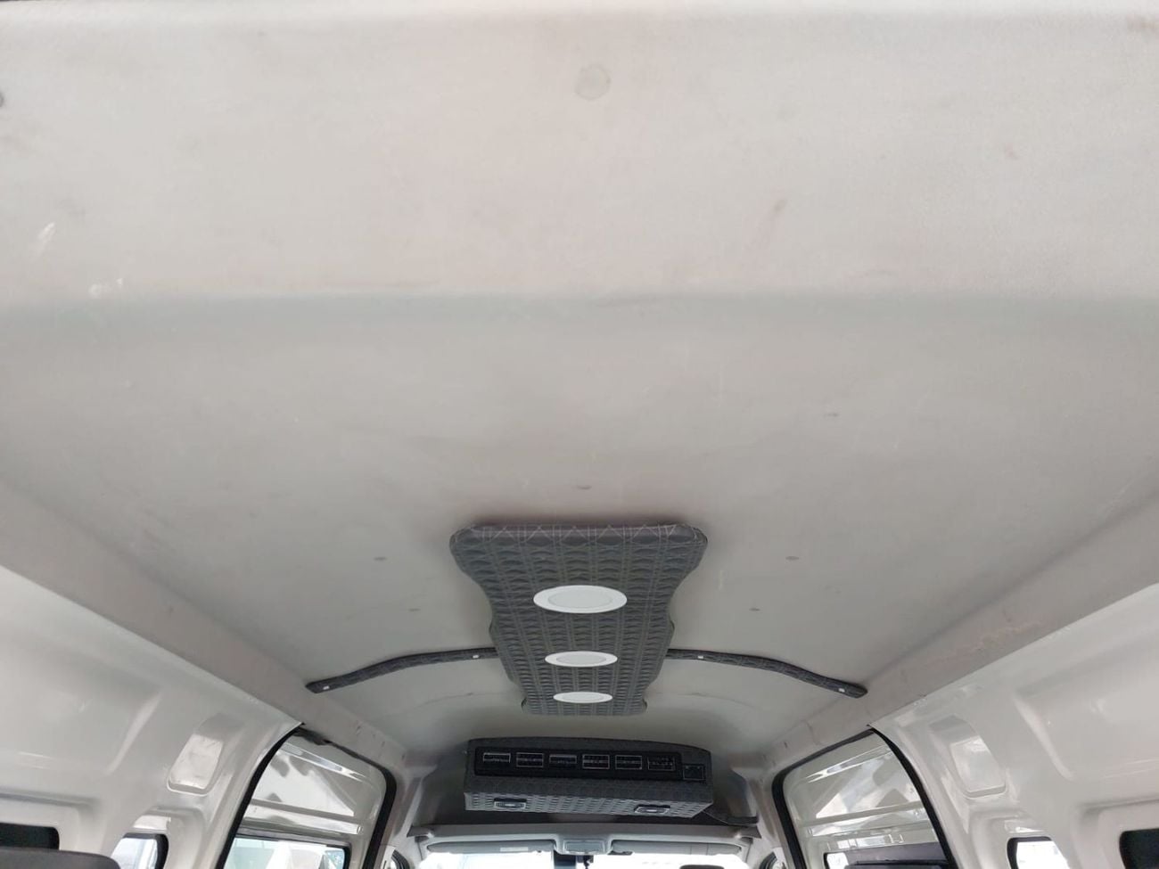 Toyota Hiace (RAMADAN OFFER) TOYOTA HIACE COMMUTER VAN RHD 2020 MODEL 2.8 L DIESEL AUTOMATIC(PM04978)