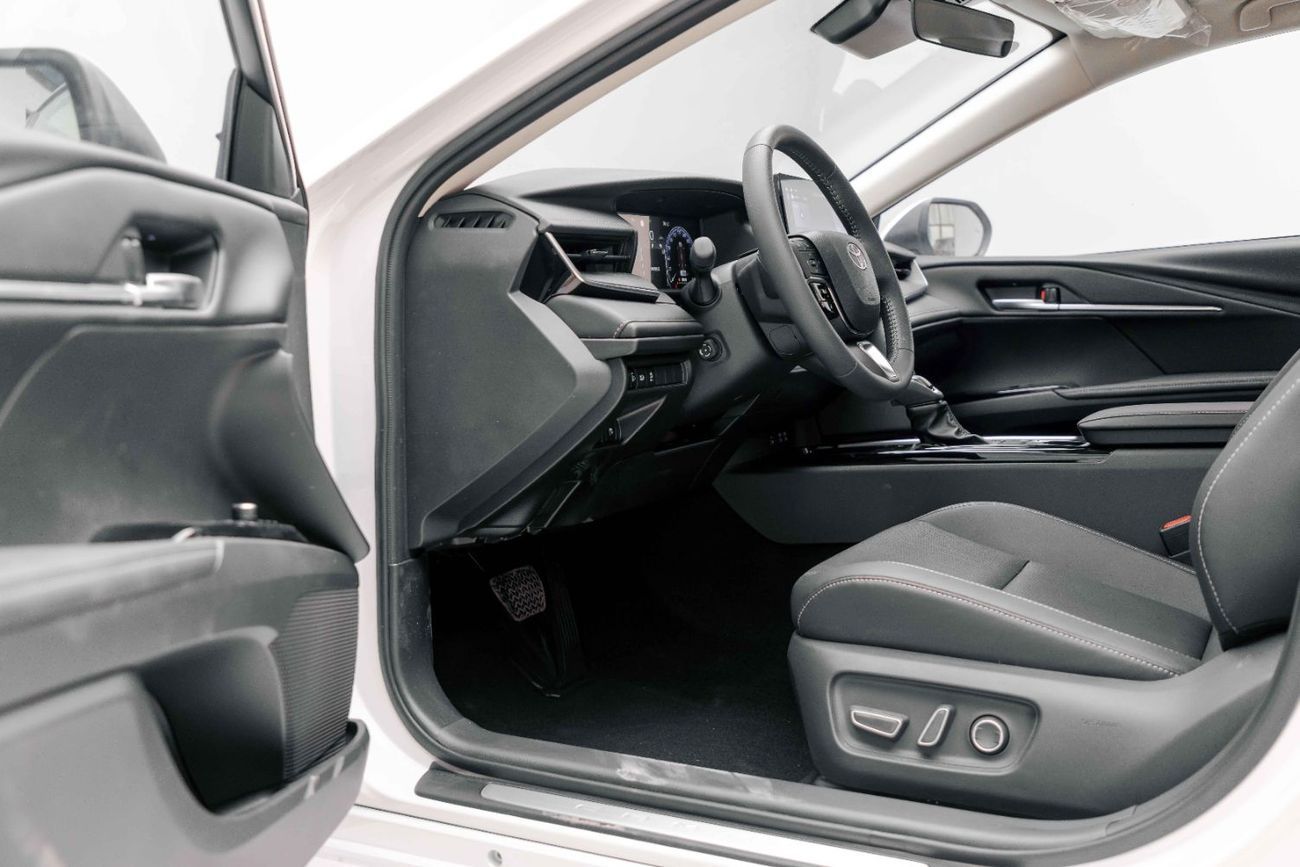 تويوتا كامري Premium 2.5L - Hybrid - White Inside Black | Export Only