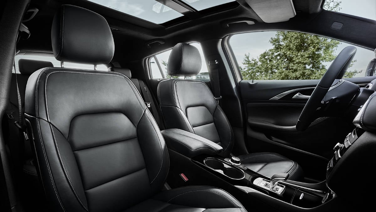 إنفينيتي Q 30 interior - Front Seats