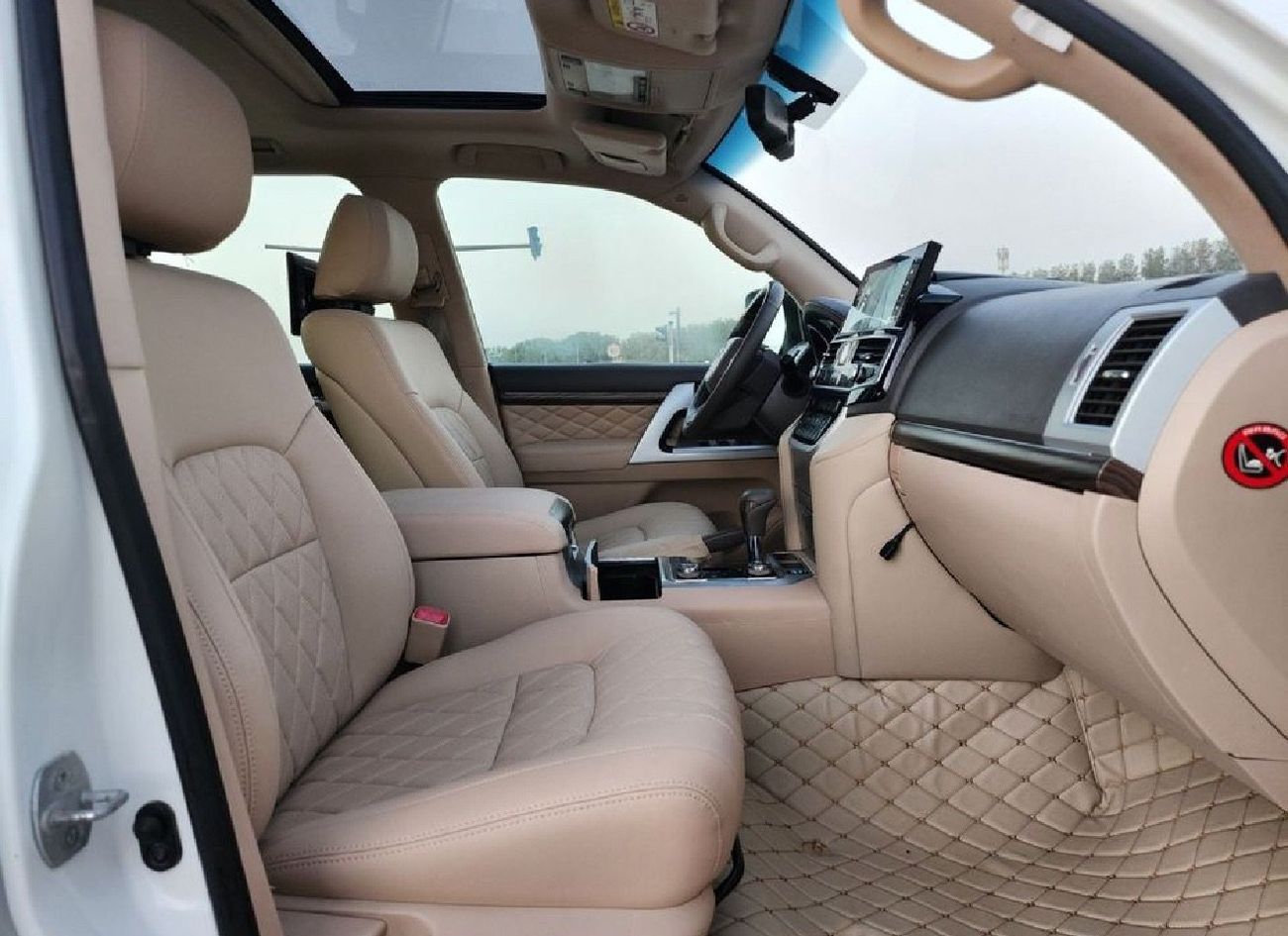 تويوتا لاند كروزر 2015 VXR V8 Facelift 2024 Ship Full Option Top Of The Range Car is very clean Title