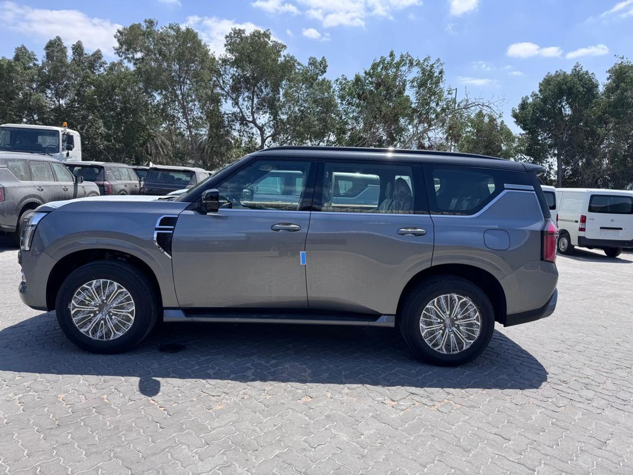 Nissan Patrol SE Platinum City 3.8L (Ext _GRAY WITH BLACK ROOF Inter_TAN)