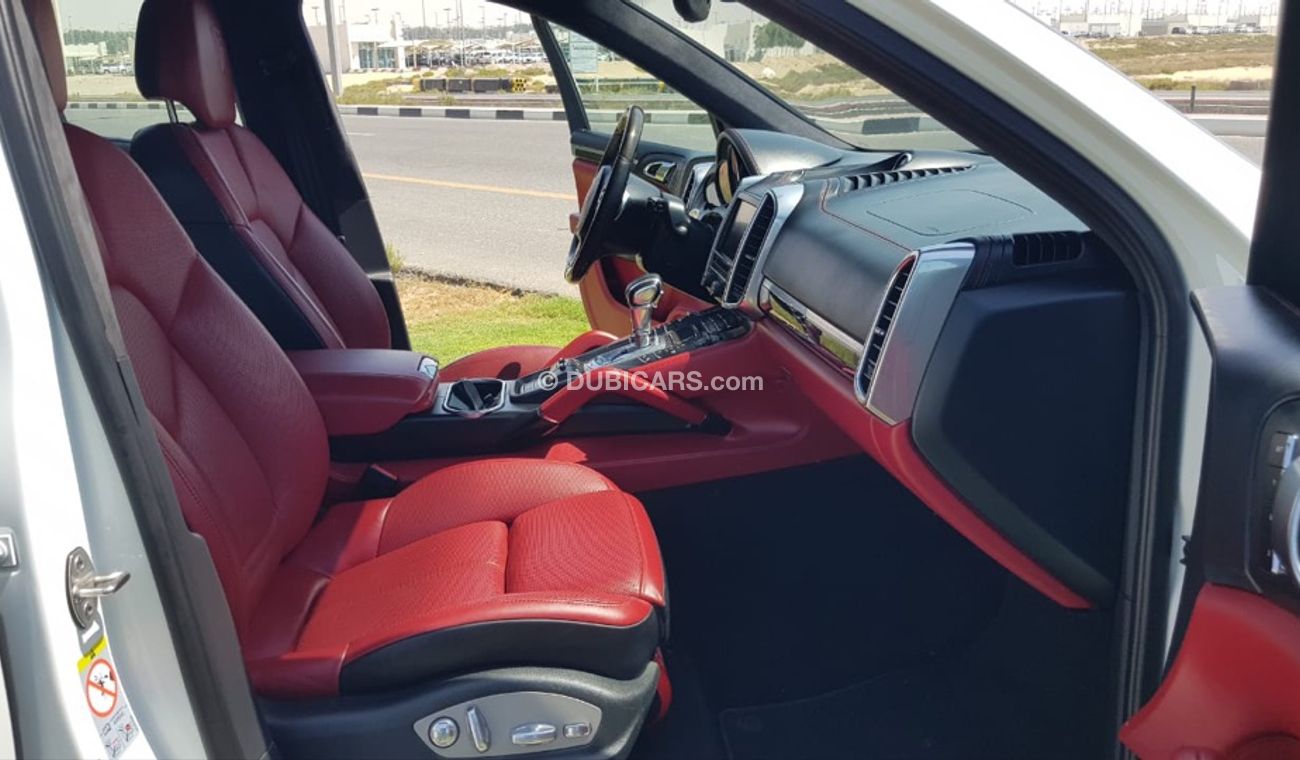 بورش كايان موديل 2014 خليجي فل مواصفات كراسي جلد وبانوراما ومثبت سرعه وتكييف خلفي وتحكم كهربي كامل ونظام صوت م