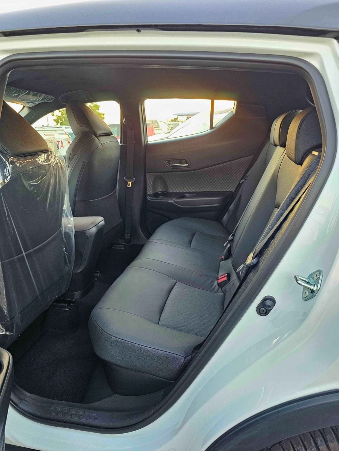 تويوتا CHR LUXURY / 1.8L HYBRID / DOUBLE TONE / PUSH START / LEATHER SEATS / FULL OPTION (CODE# 67991)