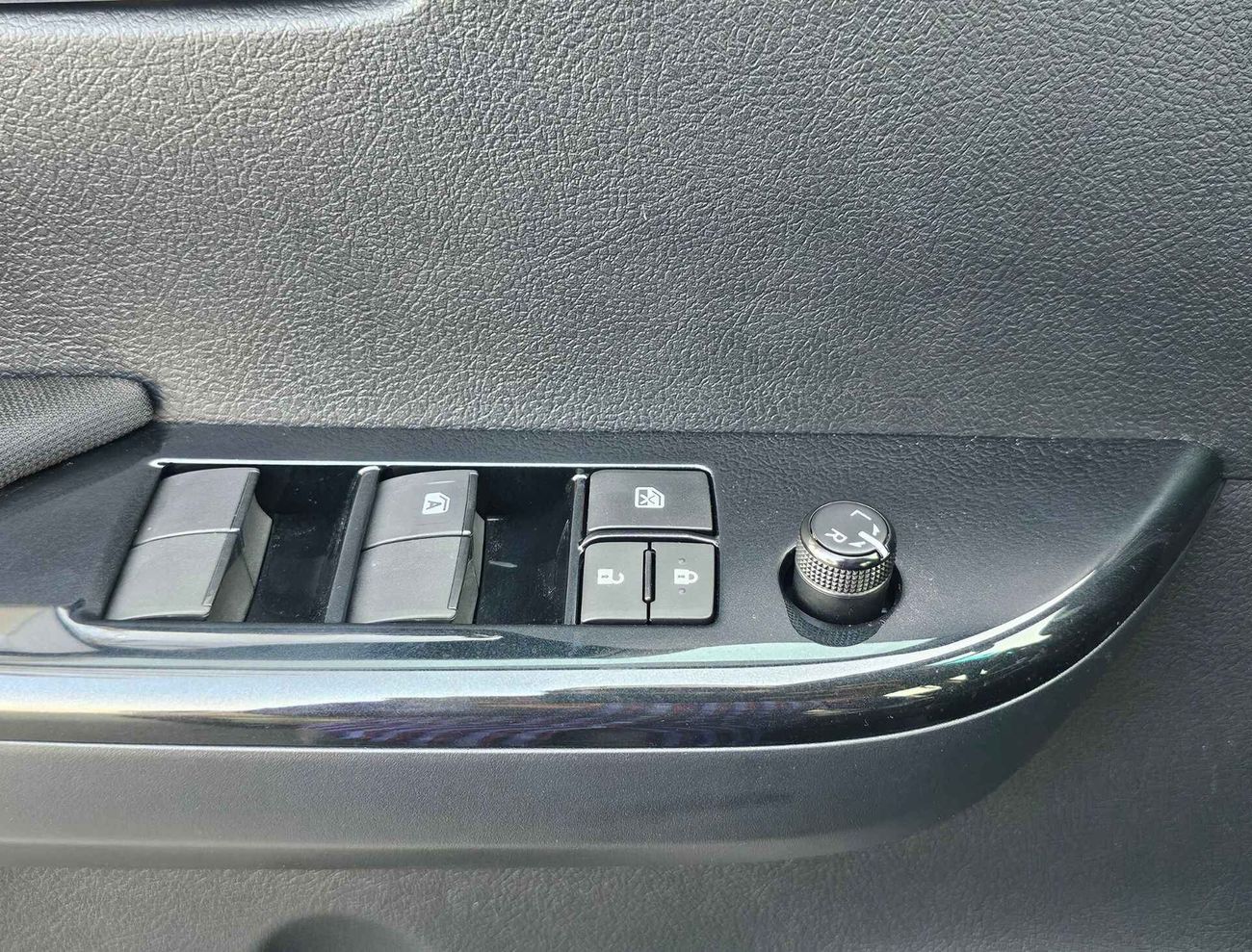 Toyota Hilux 2.4L Diesel / Automatic Gear / FULL OPTION  (CODE # HDDWAF)