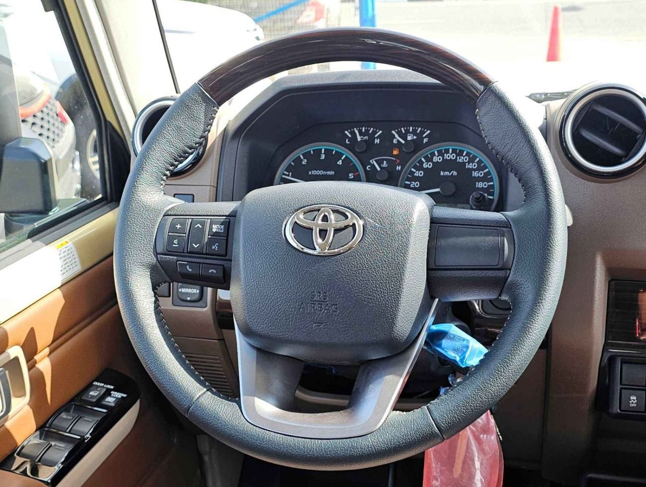 تويوتا لاند كروزر بيك آب LX-Z1 DOUBLE CABIN / 2.8L V4 DIESEL / A/T/ LEATHER SEATS / DIFF LOCKS / 4WD (CODE#LX-Z1)