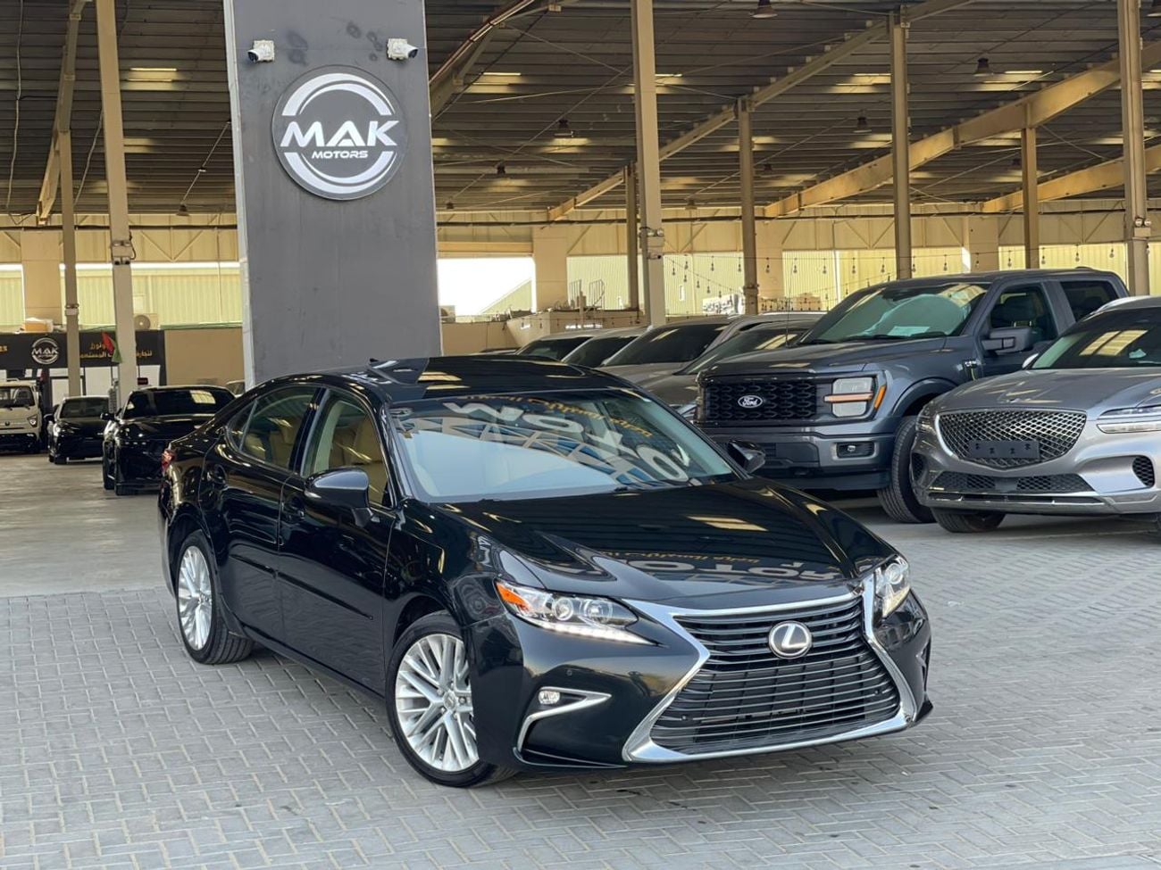 لكزس ES 350 3.5 V6 /PLATINUM / LOW MILEAGE / SCREEN /COOLING AND HEATING SEATS  / IN PERFECT CONDITION