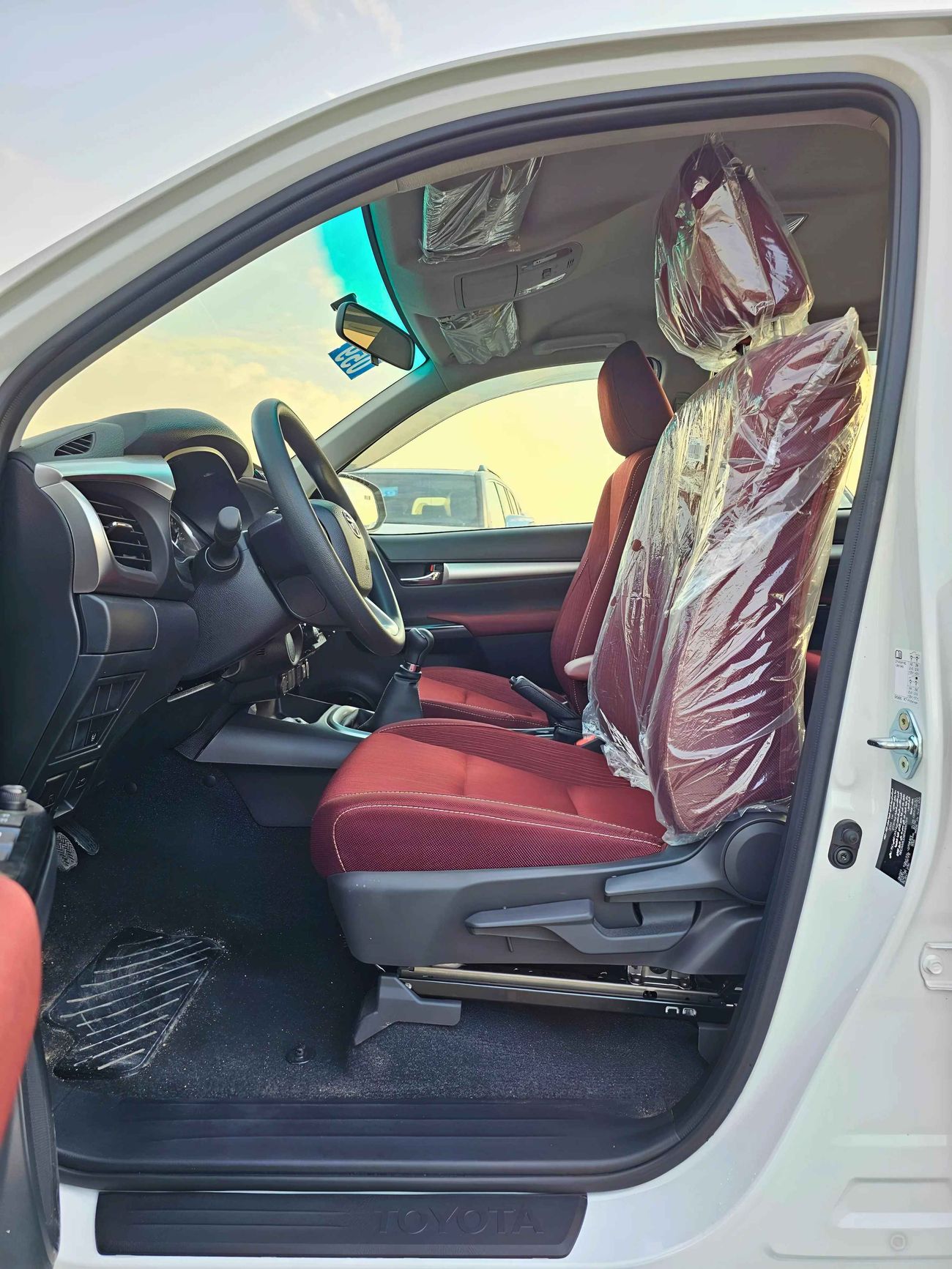 Toyota Hilux SR5 NARROW BODY / FULL OPTION / M/T /  2.7L V4 PETROL / DVD CAMERA / WOOD TRIM (CODE # 69039)