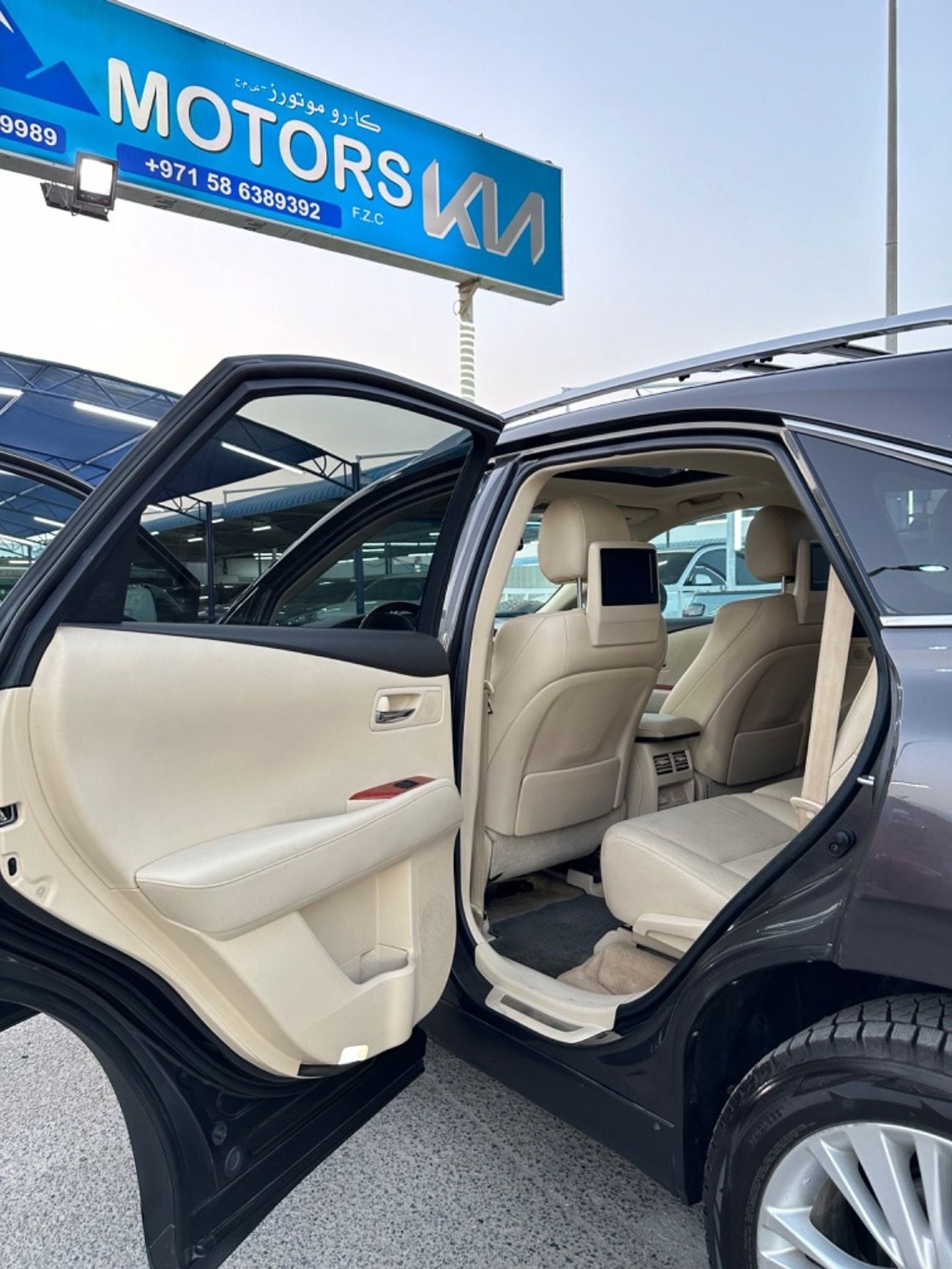 Lexus RX450hL Lexus RX 450 hybrid with 3.5 engine in excellent condition full floor Nice in a beautiful color.