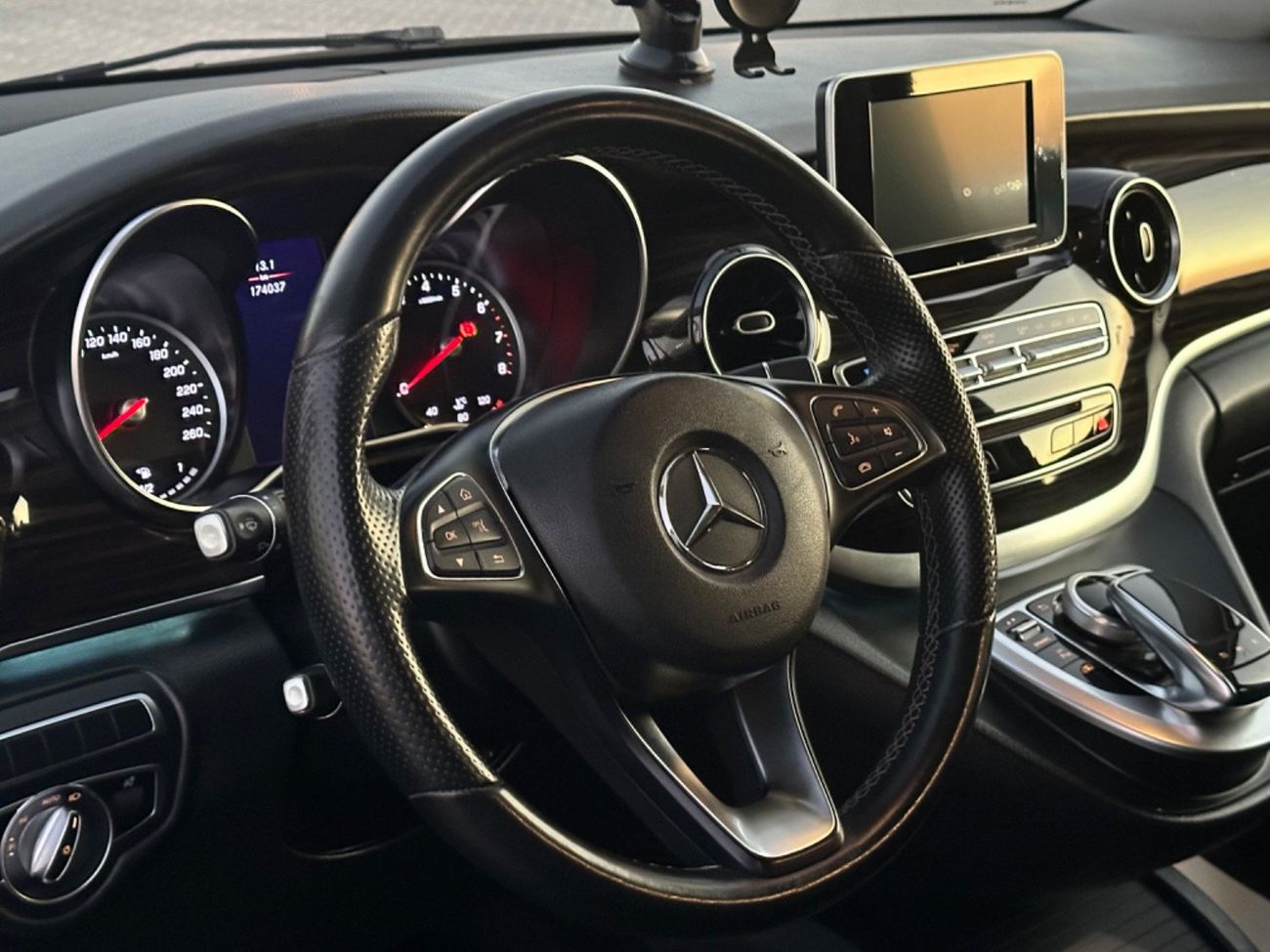 Mercedes-Benz V 250 Std 2.1L MODEL 2020 GCC CAR PERFECT CONDITION INSIDE AND OUTSIDEE