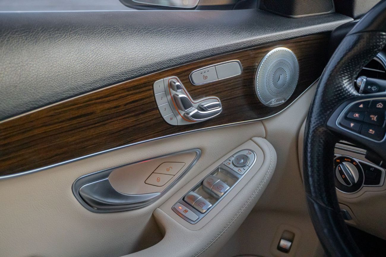 Mercedes-Benz C 300 Std 2.0L (258 HP)