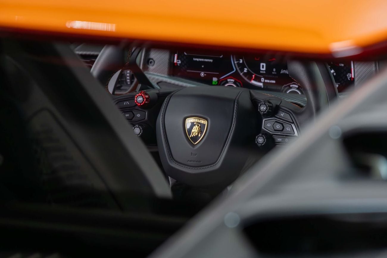 لامبورغيني ريفويلتو 6.5L V12 Hybrid