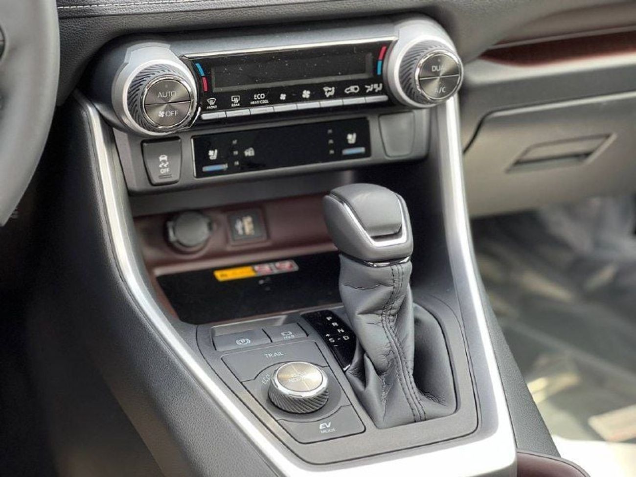 تويوتا راف ٤ 2.5L HEV A/T // 2025 // FULL OPTION WITH PANORAMIC , DVD&BACK CAMERA , COOLING SEATS //SPECIAL OFFER