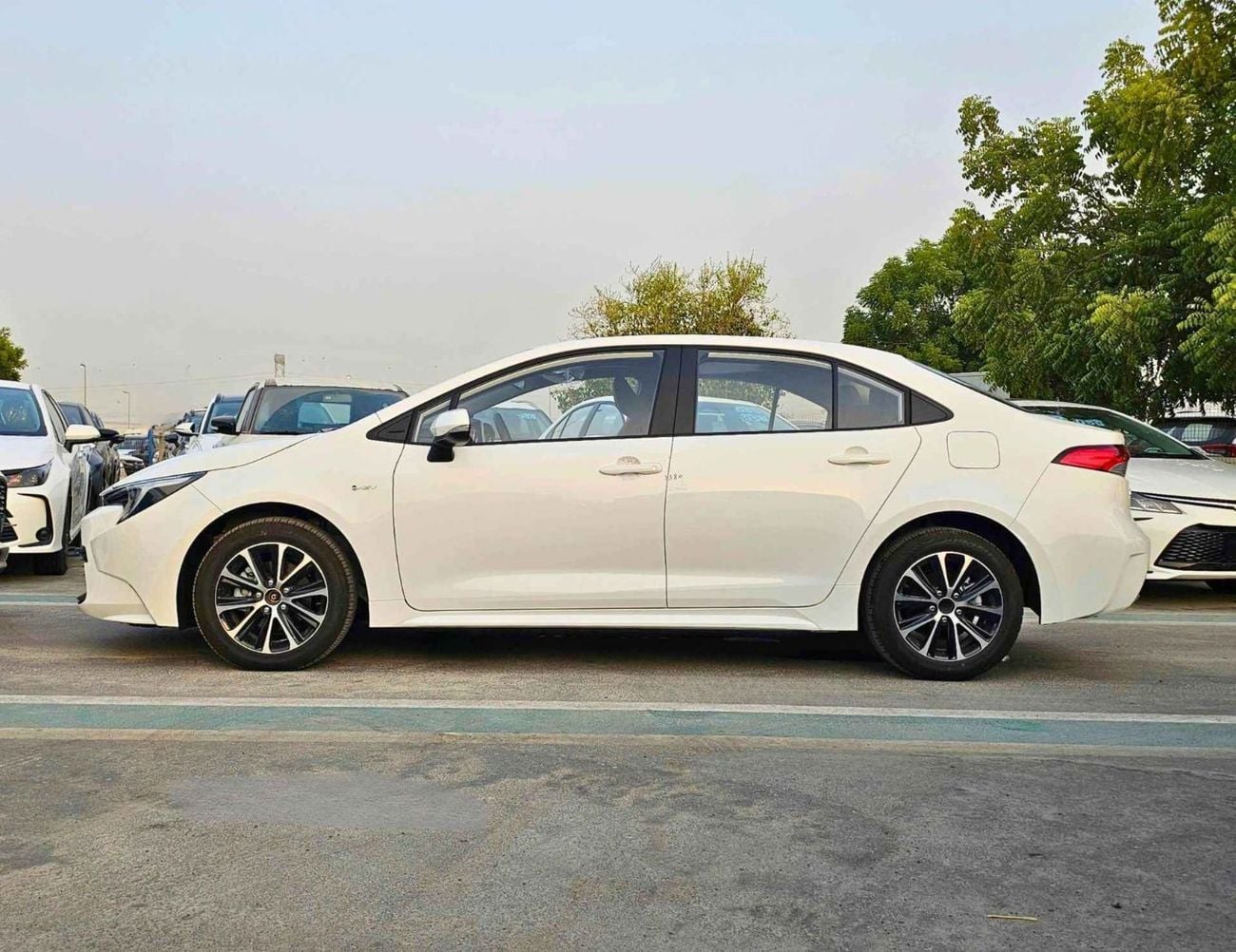 Toyota Levin STD (NON GCC) LUXURY HYBRID / 1.8L PETROL A/T / SUNROOF / REAR CAMERA (CODE # LL18HEV)