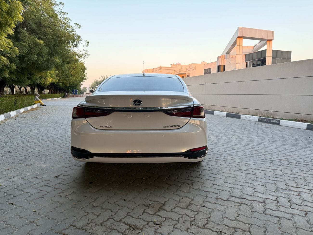 لكزس ES300h full Option 2024 Hybrid