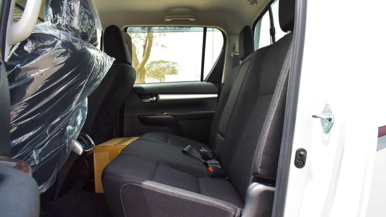 تويوتا هيلوكس ECT0055 - Toyota Hilux DCab - 2.4L Diesel Auto White-Black - Key Start, Auto AC