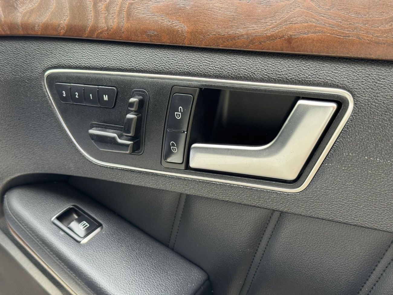 Mercedes-Benz E300 3.0L V6 / FULL OPTION PANORAMIC SUNROOF / KEYLESS ENTRY / KEYLESS START / ENTERED IN SYRIA CUSTOMS F