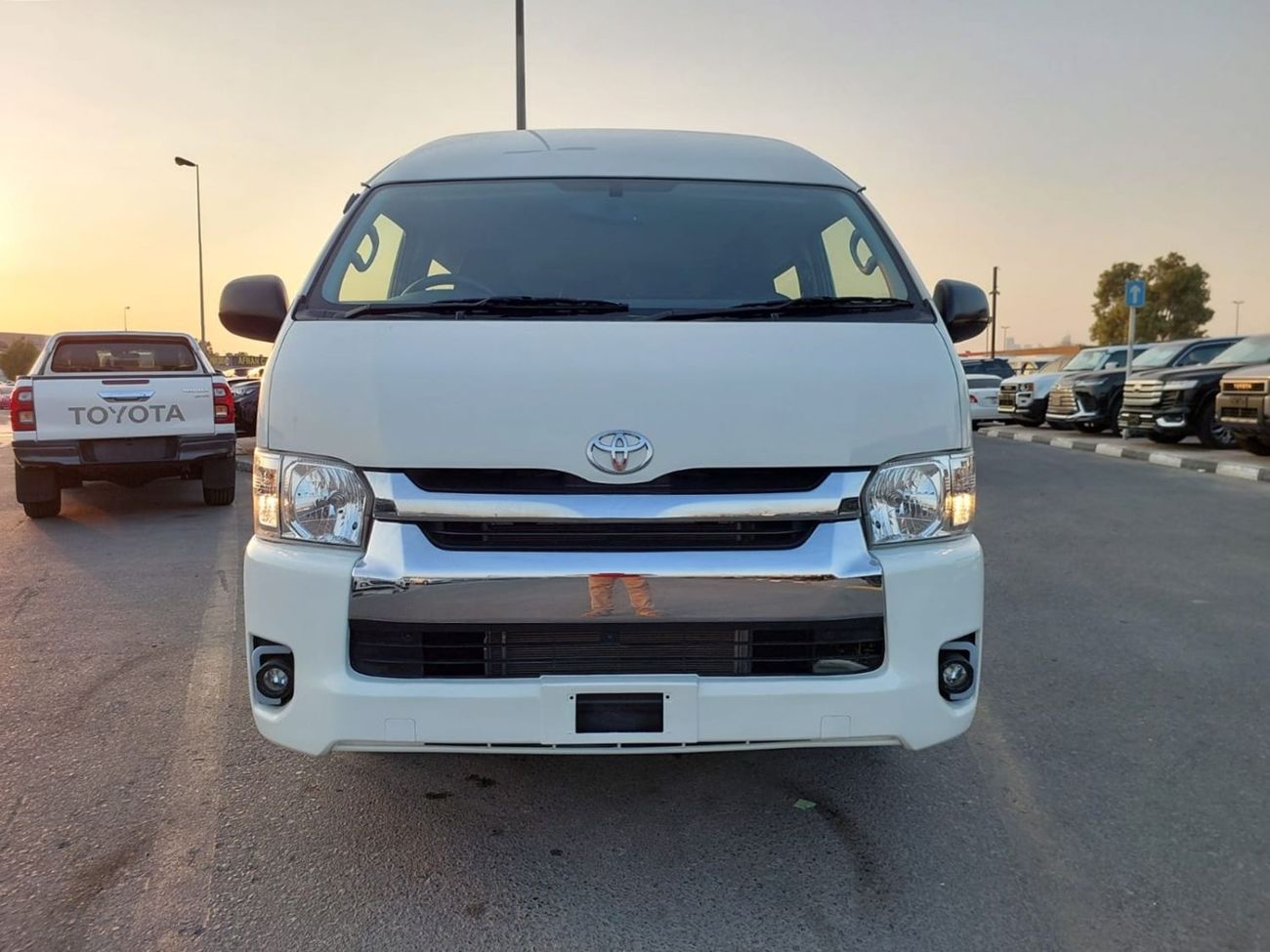 Toyota Hiace TOYOTA HIACE COMMUTER VAN RHD 2016 MODEL 3.0 L DIESEL AUTOMATIC(PM28405)