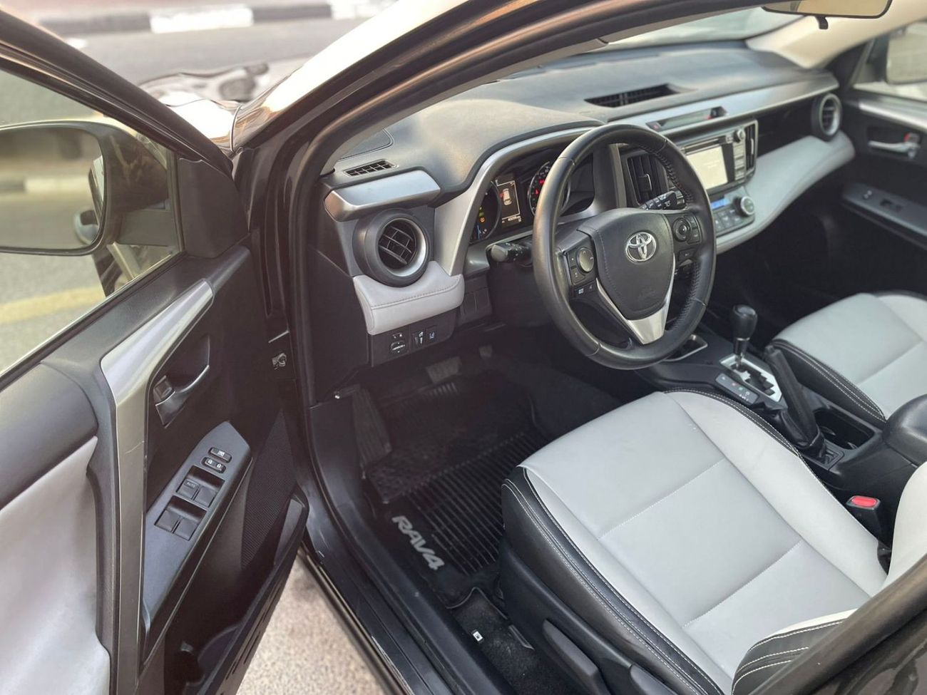 Toyota RAV4 2018 Toyota Rav4 XLE 4x4 Full Option Push Start - Sunroof - Hybrid Fuel - 40,000 Mileage