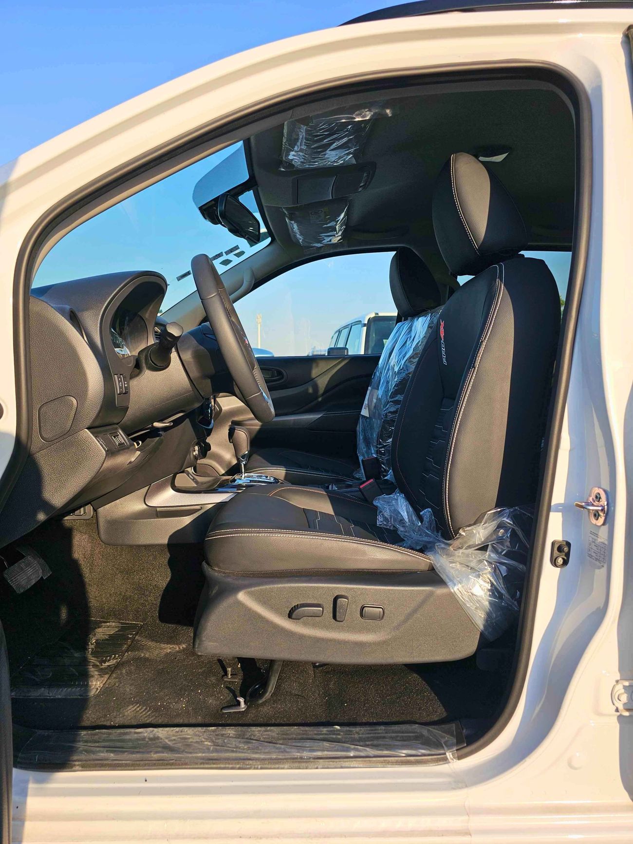 Nissan Navara PRO 4X / A/T / 2.5L V4 DSL / 360* CAMERA / BIG BODY / BED LINER / BODY KIT (CODE # 69081)