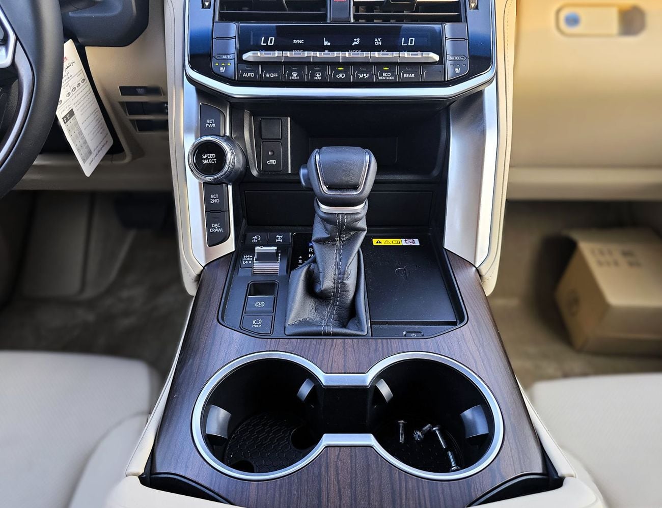 تويوتا لاند كروزر GXR Toyota Land Cruiser LC300 AERO S 4.0L A/T V6 4WD GCC White Color 2026 Model