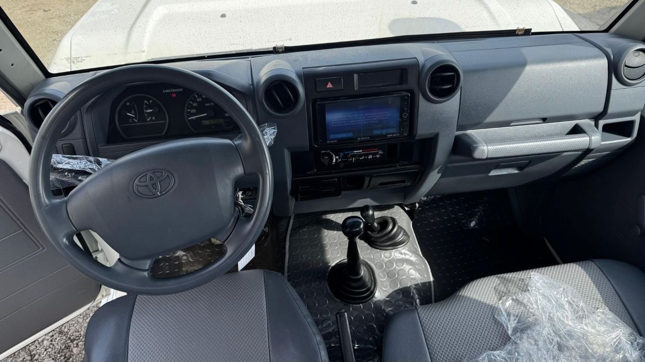 تويوتا لاند كروزر بيك آب Toyota landcruise pickup single cab 2018Model upgrade 2024 Model 4.2 1HZ v6 Engine Colour white Tran