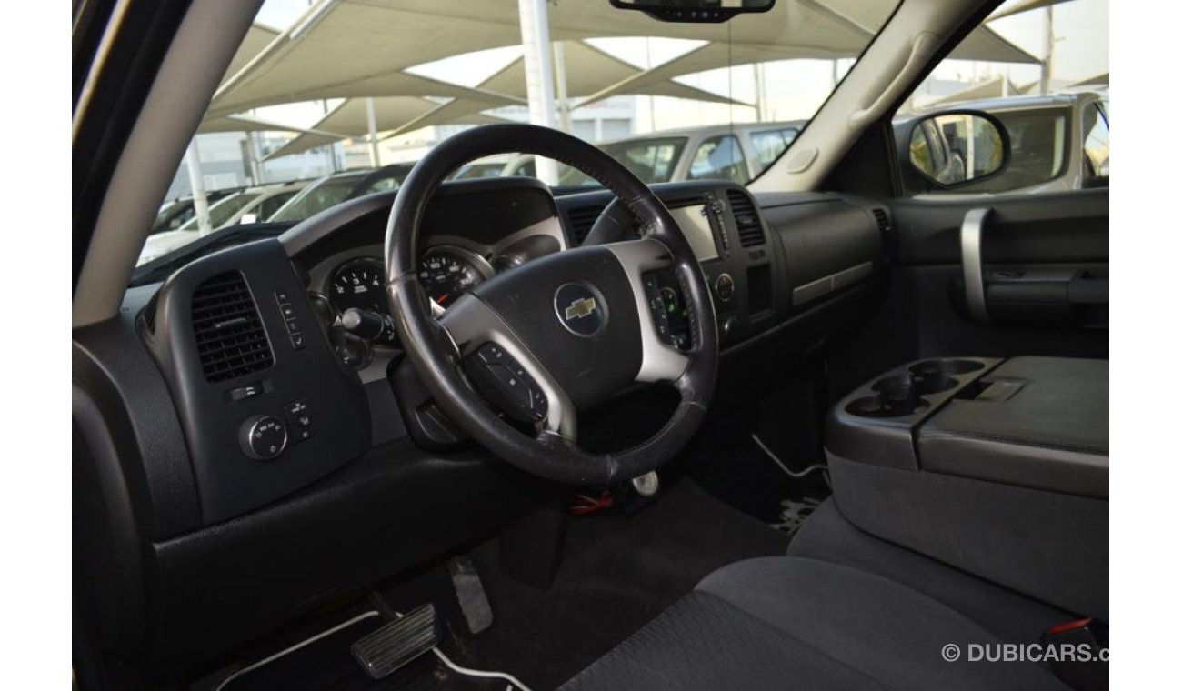 Chevrolet Silverado Pickup model 2009 imported silver color, equipped with two side halves, tyote wheels, sensors cruise