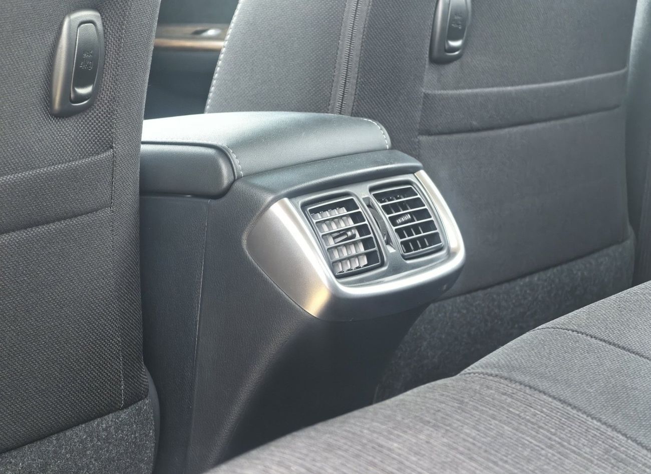 Toyota Hilux D/CAB,PICKUP,2.7L,4X4,DIGITAL AC,WOODEN INTERIOR,BLIND SPOT,DVD+CAMERA,DIFF LOCK,M/T,2 COOL BOX,2025