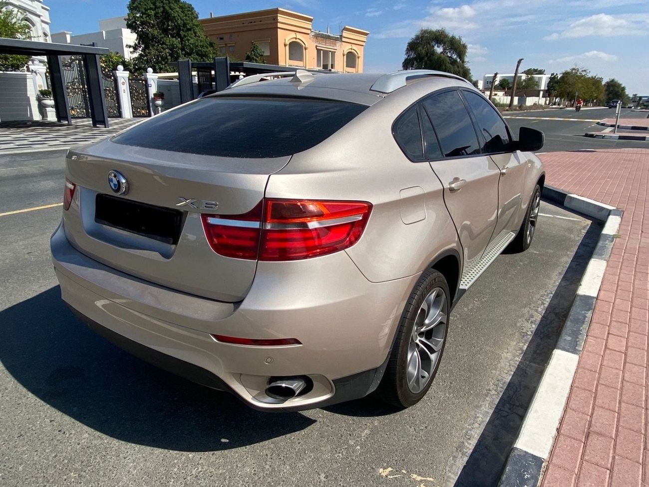 Used BMW X6 xDrive35i ( 2013 Model ) in Silver / Beige Color GCC Specs