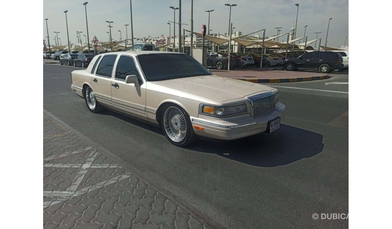 Lincoln Town Car Lincoln Town Car, American import model, 1996, in excellent condition, with a machine and a Car Esca