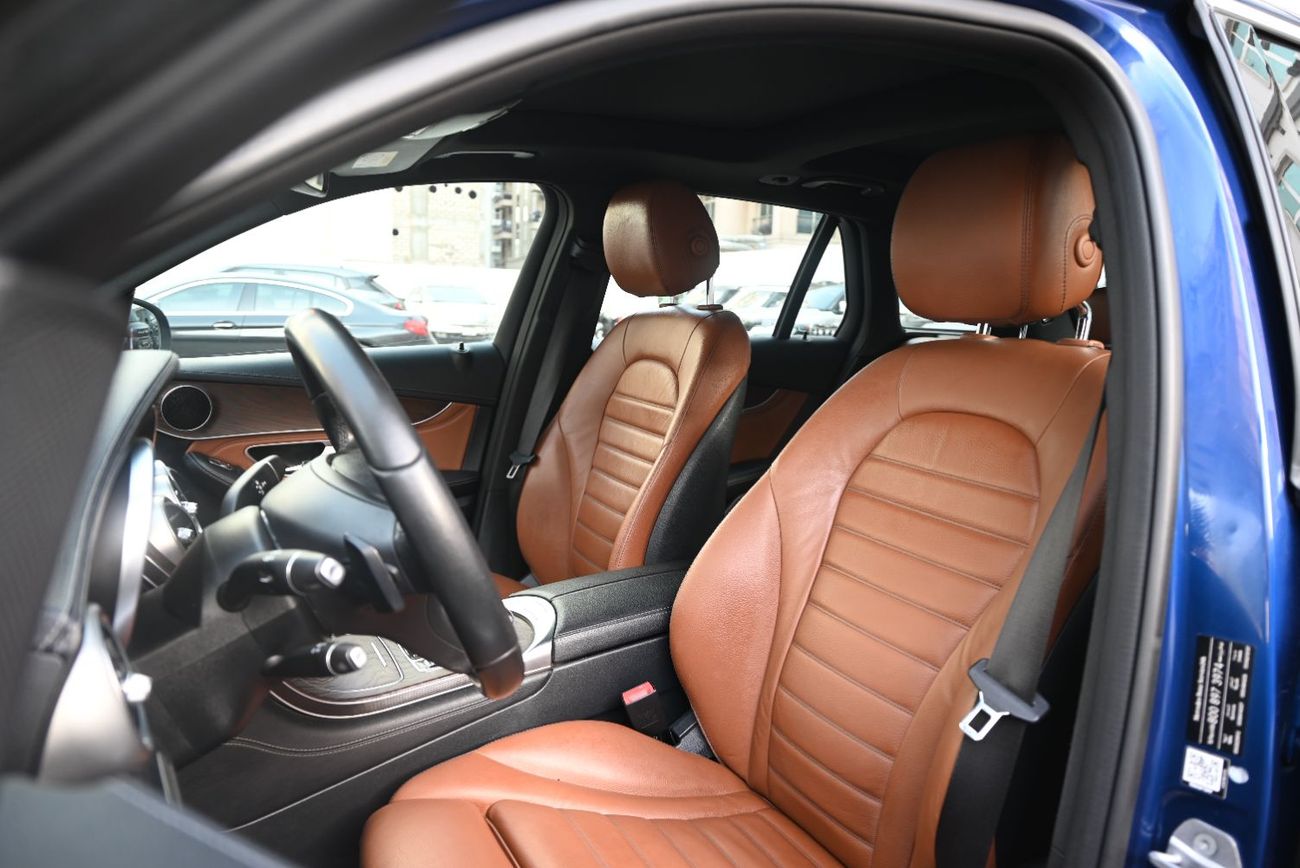 Mercedes-Benz GLC 300 4MATIC 2.0L EMI 1230 AED - GCC - MERCEDES GLC 300 4MATIC - ORIGINAL PAINT - WELL MAINTAINE