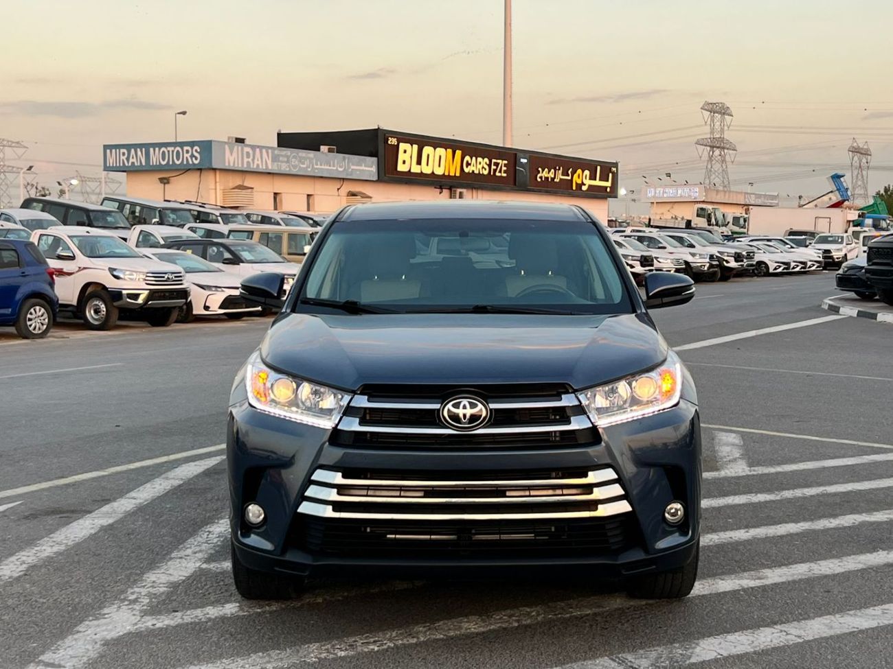تويوتا هايلاندر 2015 Toyota Highlander MidOption - 3.5L V6 - 4x4 AWD Rear Camera - 7 Leather Seat- Auto Trunk