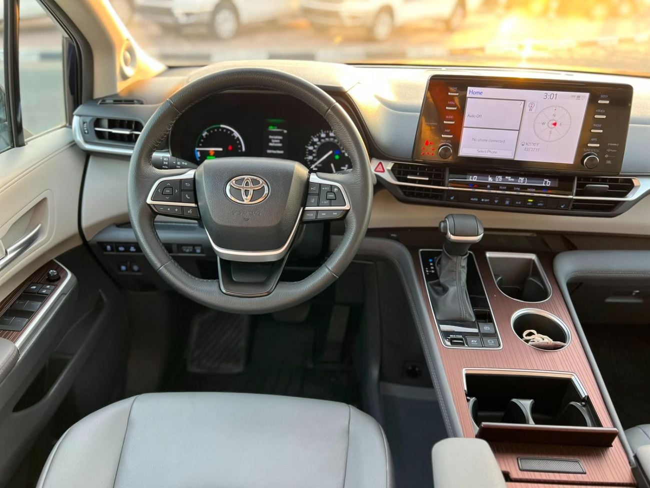 تويوتا سيينا  2024 Toyota Sienna XLE Hybrid Full Option 2.5L V4 - 7 Seater Doors Full Auto With Radar - Rear Camer