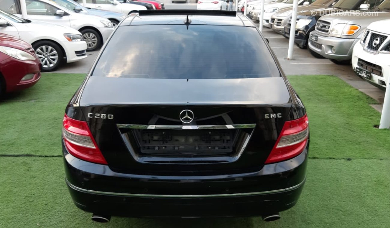 مرسيدس بنز C 280 خليجى - بانوراما - شاشة - جلد - رنجات - مثبت سرعة - حساسات  - بحالة ممتازة لاتحتاج لاى مصاريف