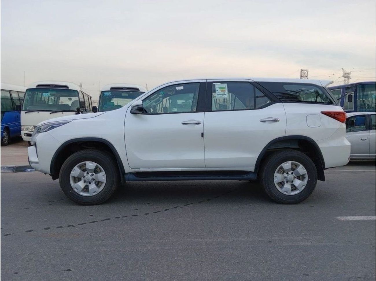 تويوتا فورتونر SR5 2023 A/T 4X4 , V4 2.7L Gasoline suv White color EXPORT ONLY
