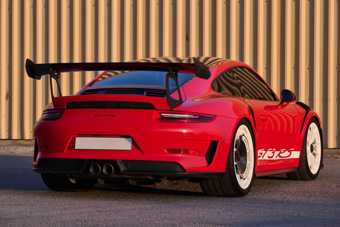 بورش 911 بورشه GT3 RS - Weissach  بورشه 911 GT3 RS مميزة جدًا مع الحزمة النادرة والمطلوبة "Weissach". في الجي