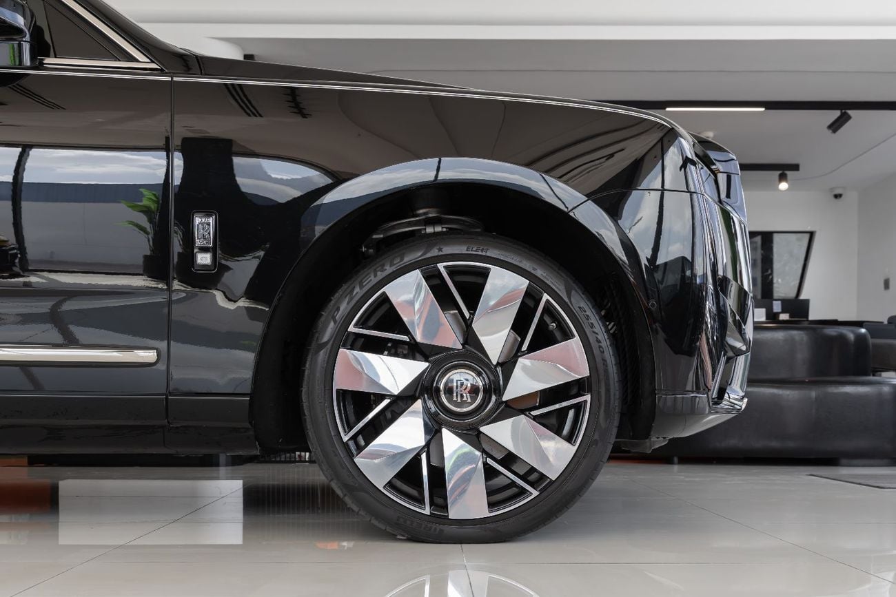 Rolls-Royce Cullinan ROLLS-ROYCE CULLINAN | SILVER BADGE | FULL OPTIONS | BESPOKE SOUND SYSTEM | GCC SPECS | 2025