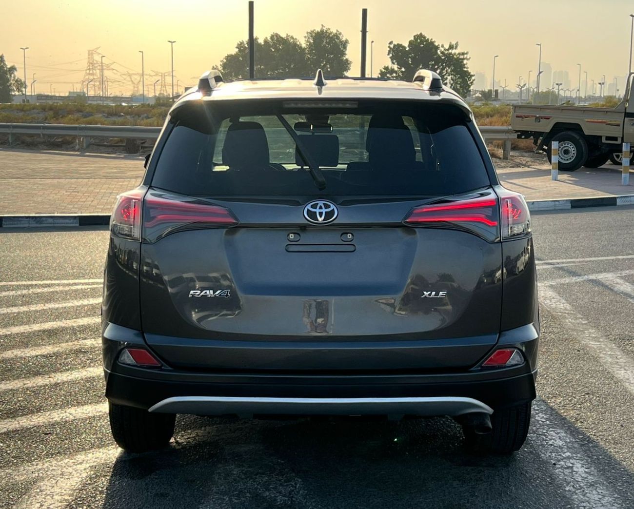 Toyota RAV4 2017 Toyota RAV4 XLE – 2.5L – Sunroof – Push Start – Rear Camera – Power Trunk