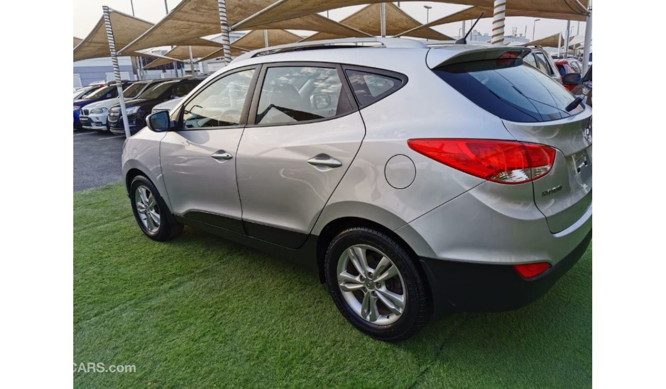 Hyundai Tucson GCC no1 fully loaded with options do not need any expenses