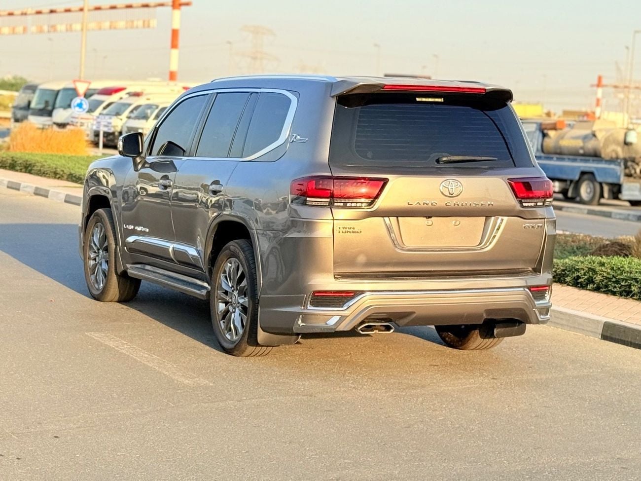 Toyota Land Cruiser GXR+ 4.0L Toyota landcuriser  Years 2019 GXR V6  4.0L facelifted interior and exterior 2025 Years fu