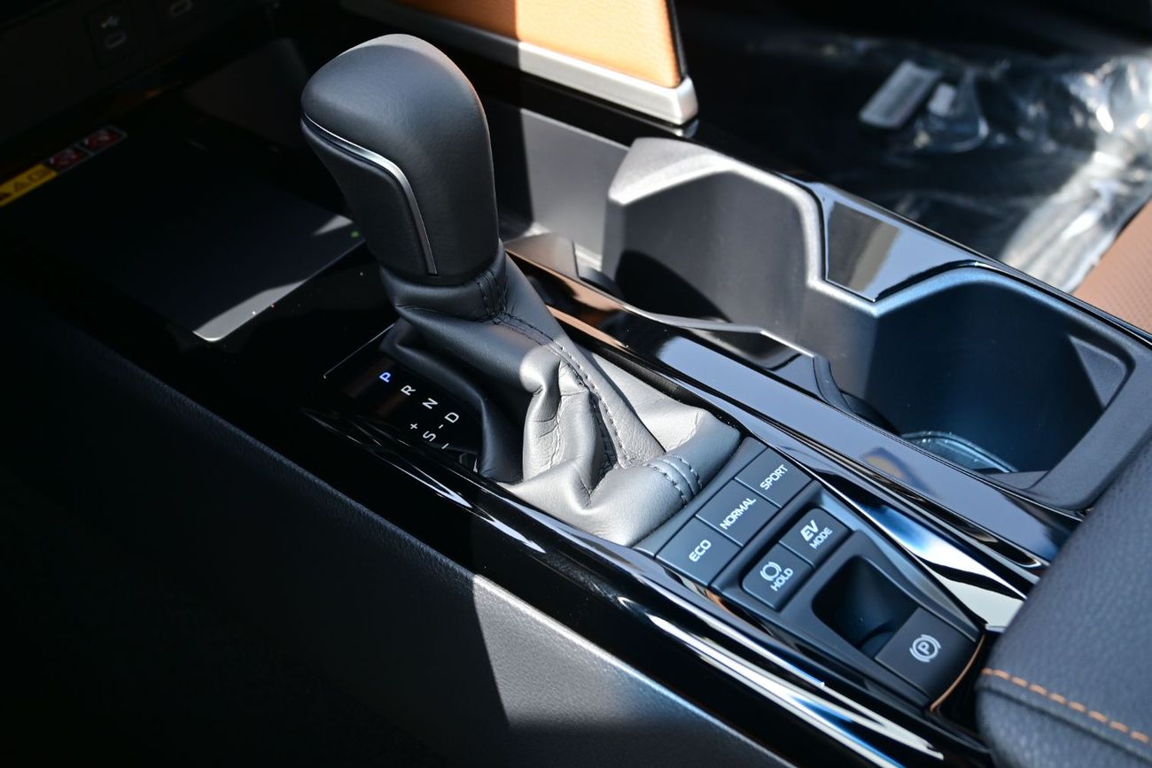 تويوتا كامري Toyota Camry Limited 2.5L Hybrid, Model 2025, Color White