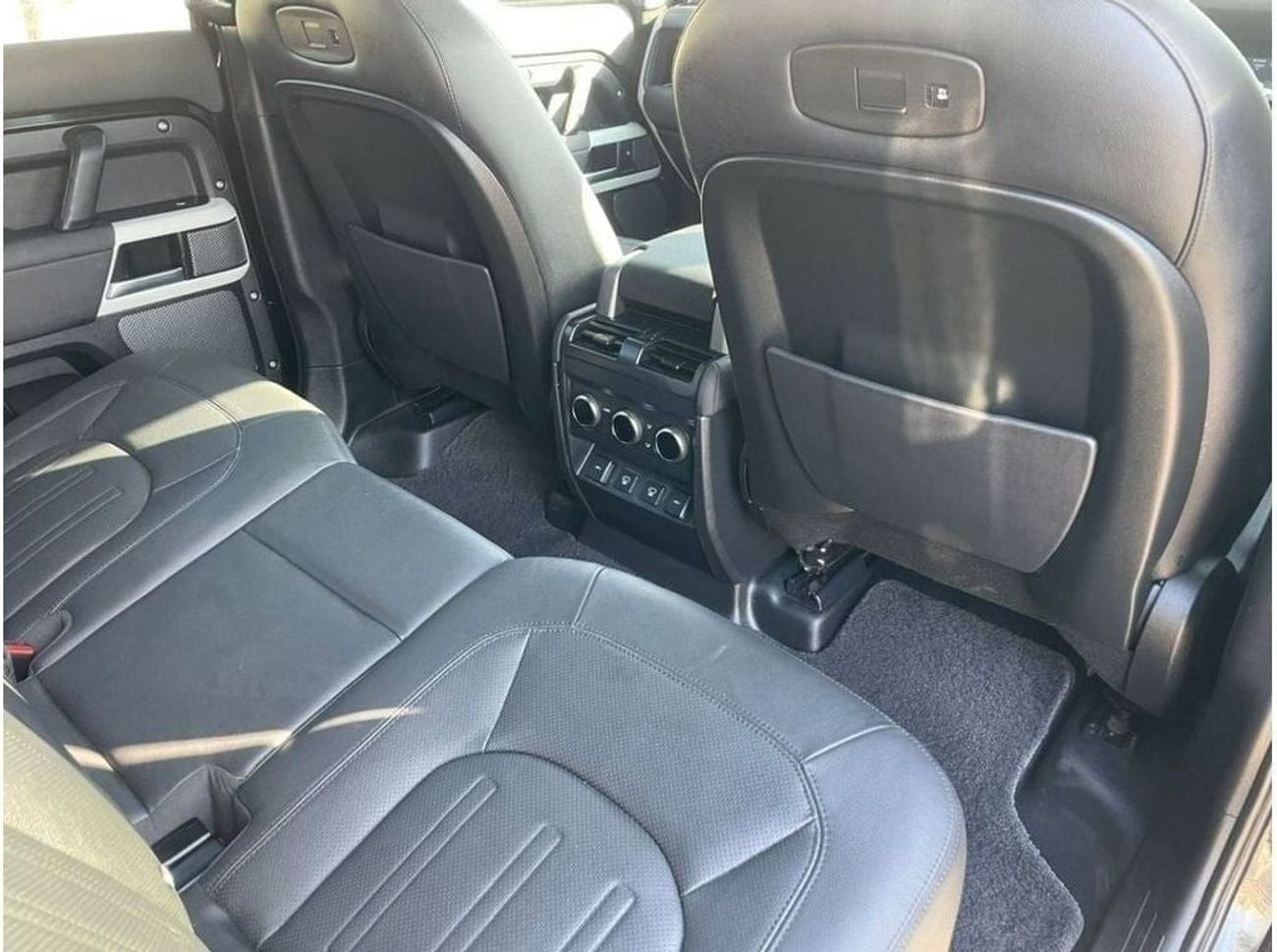 لاند روفر ديفندر LAND ROVER DEFENDER 3.0 LITER  RIGHT HAND DRIVE ONLE FOR EXPORT AVAILABLE