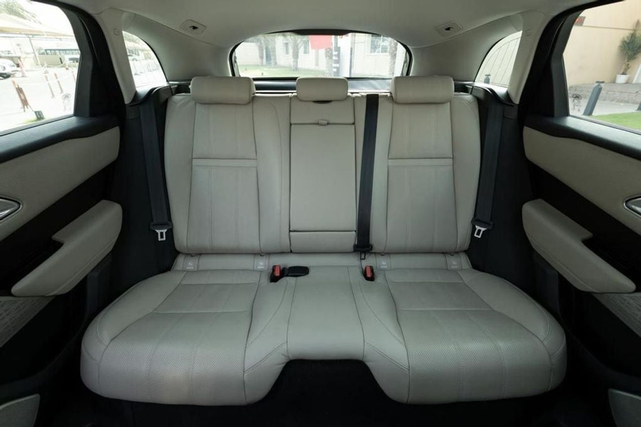 لاند روفر رينج روفر فيلار P250 SE 2.0L Range Rover Velar P250 SE 2018 GCC under Warranty with Flexible Down-Payment.