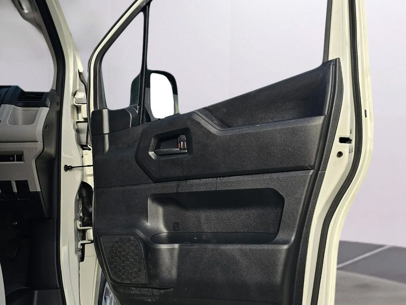 Toyota Hiace High-roof passenger Van DSL 2.8L Diesel Engine Automatic Gear 2WD 11 Deats 5 Doors