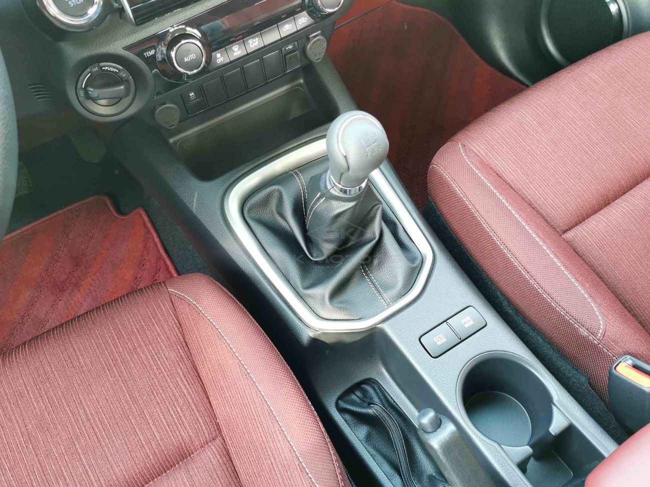 Toyota Hilux 2.7L, Manual, DRL LED Headlights, Rear Bedliner, Bluetooth, DVD, 4WD, Rear Camera (CODE # THFO03)