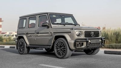 مرسيدس بنز G 63 AMG ستاندارد مرسيدس بنز AMG G 63 موديل 2026، محرك بنزين 4.0 لتر، ناقل حركة أوتوماتيكي (لون ناردو رمادي-أحمر)